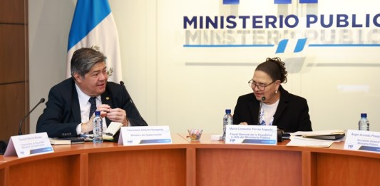 El presidente Bernardo Arévalo afirmó que la reunión entre el ministro de Gobernación, Francisco Jiménez, y la fiscal general, Consuelo Porras, tuvo un carácter institucional. Foto: MP/La Hora