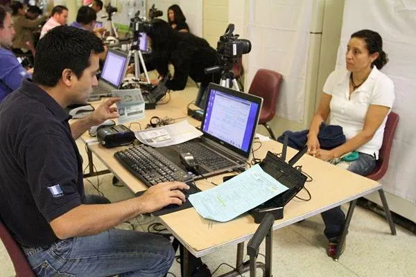 A diario decenas de guatemaltecos acuden a los consulados en busca de documentos. Foto La Hora / Cortesía.