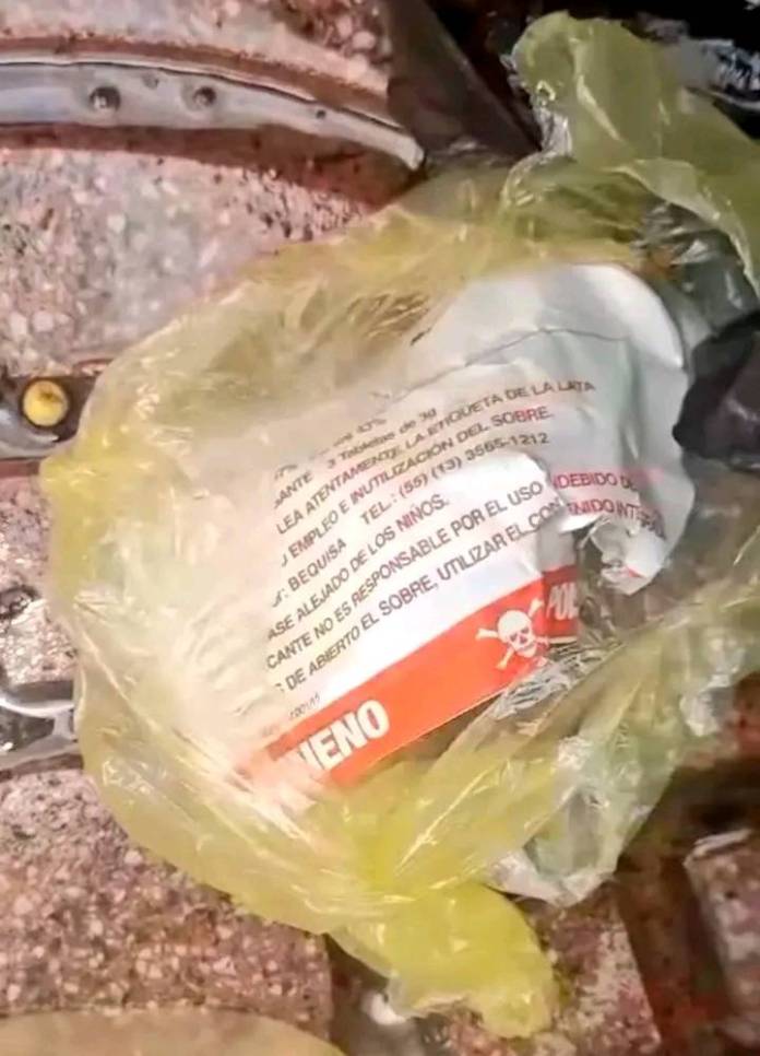 Cerca de la fuente envenenada, fue hallada una bolsa de pesticida, que pudo ser usada en el delito ecológico. Foto: Suchitepéquez Departamento/La Hora
