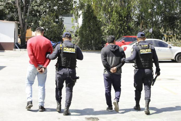 En el bulevar principal de Lo de Fuentes, la PNC capturó a dos hombres que iban armados, y viajaban a alta velocidad en una moto, luego de disparar contra un hombre de 50 años.