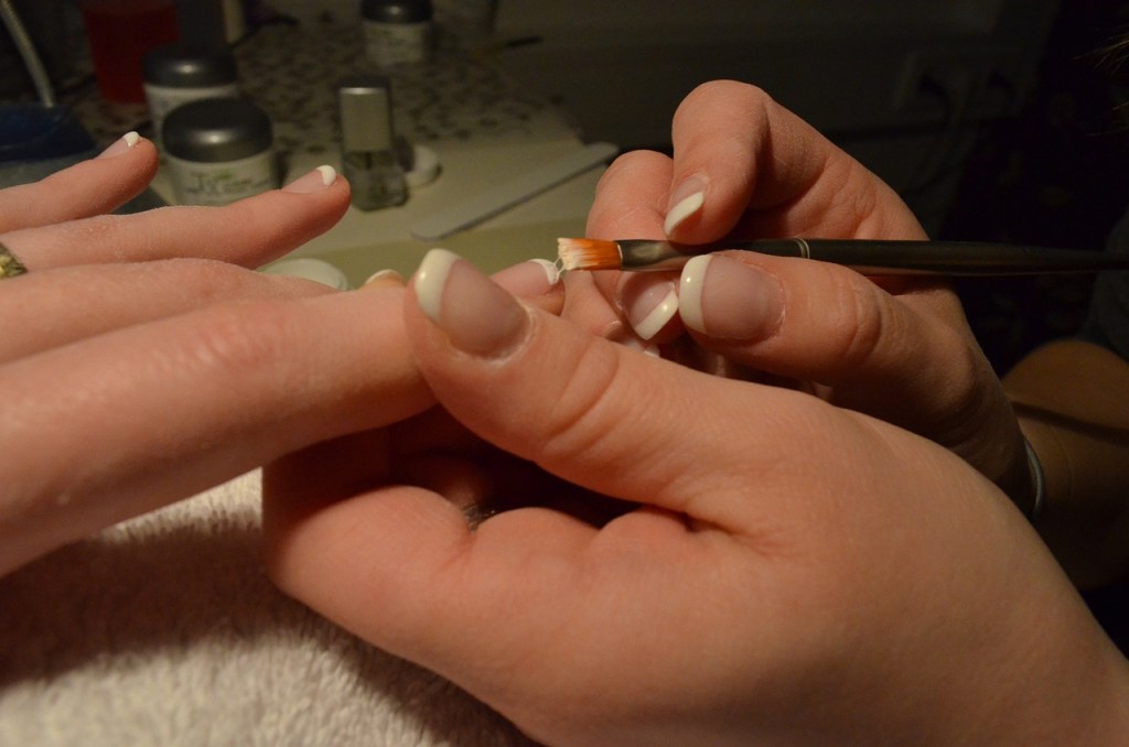 Un profesional es que debe estar a cargo del cuidado de las uñas, para evitar el contagio de hongos. Foto: Claudia Peters en Pixabay/La Hora