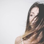 La edad, la frecuencia con la cual se cepilla la melena, el hábito de pasar la mano a través de ella con regularidad, la presencia de condiciones de salud, podrían fomentar la grasa en el cabello. (Foto La Hora: StockSnap en Pixabay)