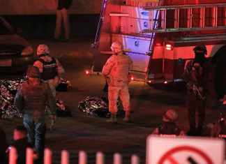 Miembros del Ejército de México frente a los cuerpos de migrantes que fallecieron, en marzo de 2023, en un incendio en la estación migratoria de Ciudad Juárez. Foto: Alerta Mundial/La Hora