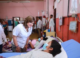 Herrera visitó esta semana el hospital de Mazatenango, donde habló con afectados por la enfermedad Guillain-Barré. Foto / Vicepresidencia