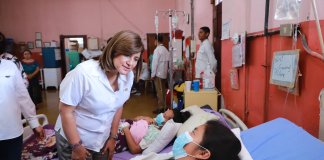 Herrera visitó esta semana el hospital de Mazatenango, donde habló con afectados por la enfermedad Guillain-Barré. Foto / Vicepresidencia