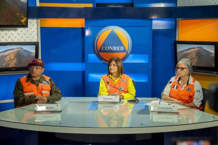 La presidenta en funciones, Karin Herrera informó que son 21 incendios forestales los que están activos en el país. Foto: Conred/La Hora