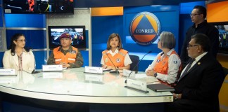 La presidenta en funciones, Karin Herrera, hizo un resumen de lo logrado durante el día en el combate al incendio forestal en el volcán de Agua. Foto: Conred