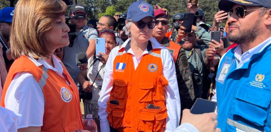 La presidenta en funciones, Karin Herrera visitó el área del incendio en el volcán de Agua. Foto: Gobierno de Guatemala