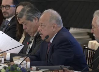 El canciller Carlos Ramiro Martínez, acompañado del ministro de Gobernación, Francisco Jiménez (a su derecha) y del asesor presidencial, Francisco Villagrán (a su izquierda). Foto / captura de pantalla.