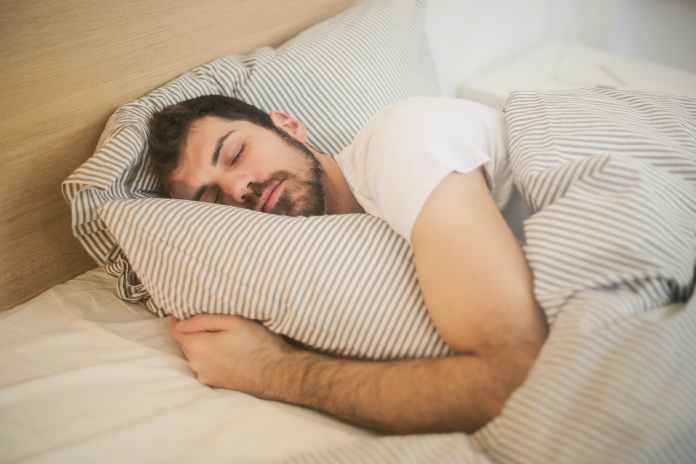 Los profesionales recomiendan tener un espacio adecuado para descansar, en el que no haya interferencias externas como ruido y luz. (Foto La Hora: Andrea Piacquadio en Pexels)