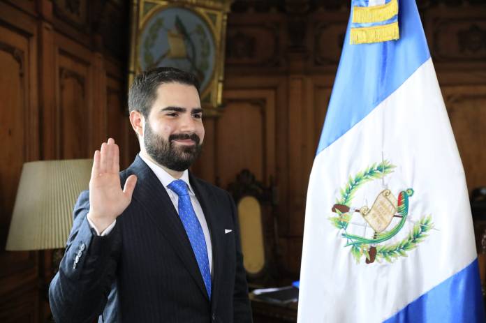 Santiago Palomo fue juramentado el 14 de febrero, por el presidente Bernardo Arévalo. Foto: Gobierno de Guatemala