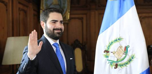 Santiago Palomo fue juramentado el 14 de febrero, por el presidente Bernardo Arévalo. Foto: Gobierno de Guatemala