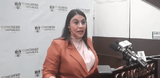 La expresidenta del Congreso, Shirley Rivera, fue apoyada por todas sus colegas diputadas, y aseguró que presentará una denuncia por el tema. Archivo La Hora