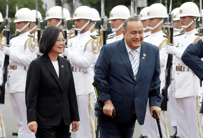 El año pasado, el presidente Alejandro Giammattei visitó Taiwán en abril de 2023, ante enojo de China. Foto: AP/La Hora