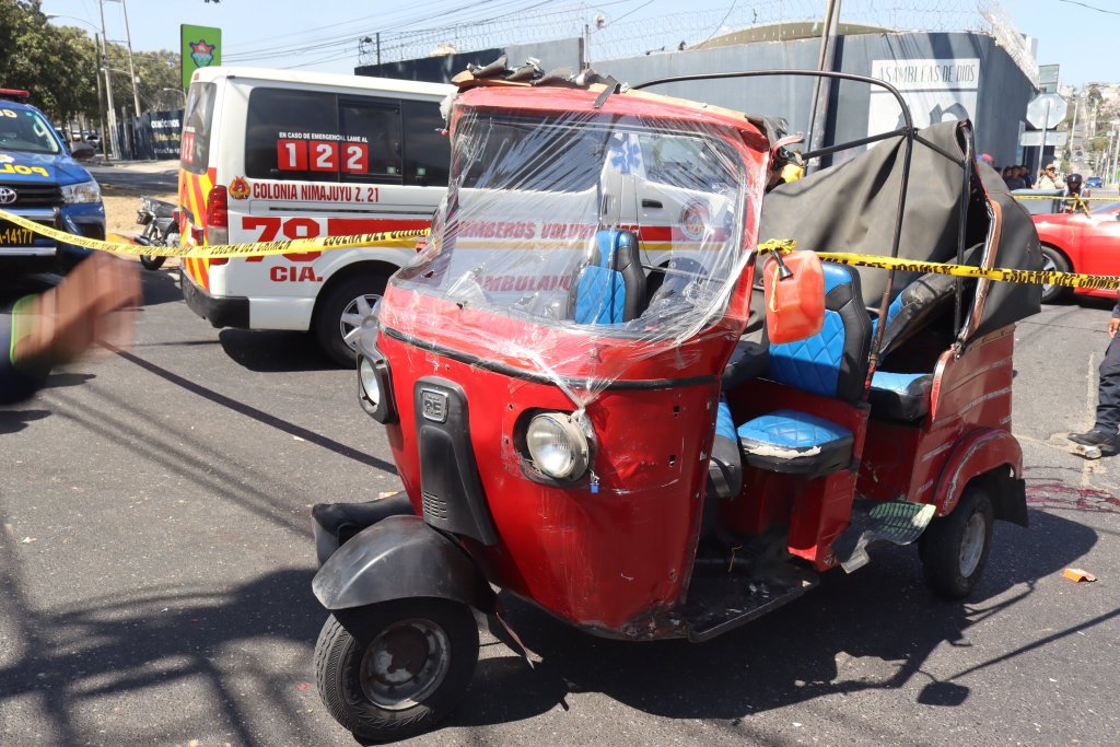 En la calzada Justo Rufino Barrios, zona 21, la pasajera de un tuctuc falleció en un accidente. Foto: CVB