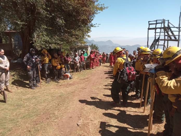 Un grupo de brigadista se dispone a subir al área cercana al incendio en el volcán de Agua. 