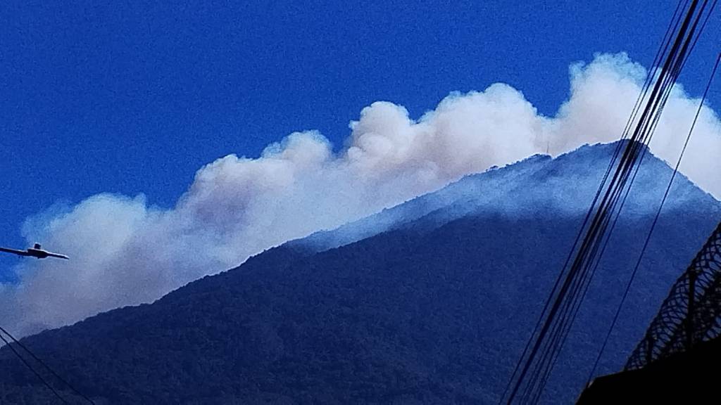 Por el riesgo que representa el incendio, la Conred solicitó a las autoridades locales y a los visitantes, tomar precauciones adecuadas. Foto Conred