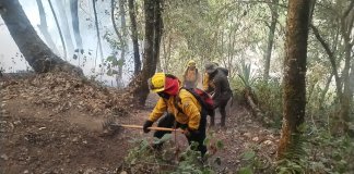 La Conred anunció que desde el mediodía de este 29 de febrero, se calcula que el incendio en el volcán de Agua está controlado en un 80%. Foto: Ejército de Guatemala