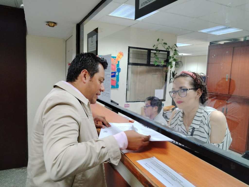 Franklin Puac, abogado de Marcela Blanco, presenta memorial ante el Juzgado Décimo Penal A, en el cual solicita levantar el embargo de las cuentas bancarias de su cliente. Foto: Cristóbal Véliz