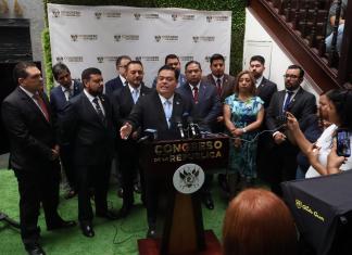 El diputado Allan Rodríguez evadió las preguntas sobre quién y el costo de la construcción de un "búnker" en la presidencia del Congreso. Foto: Maria José Bonilla.