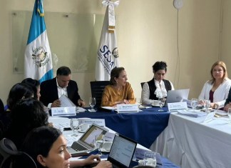 El diputado Jairo Flores invitó a varias instituciones, entre ellas la Sesan, para trabajar las enmiendas a la iniciativa de ley de Alimentación Saludable. Foto: Cortesía/La Hora