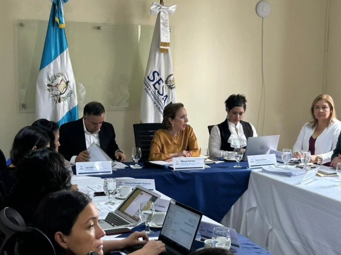 El diputado Jairo Flores invitó a varias instituciones, entre ellas la Sesan, para trabajar las enmiendas a la iniciativa de ley de Alimentación Saludable. Foto: Cortesía/La Hora