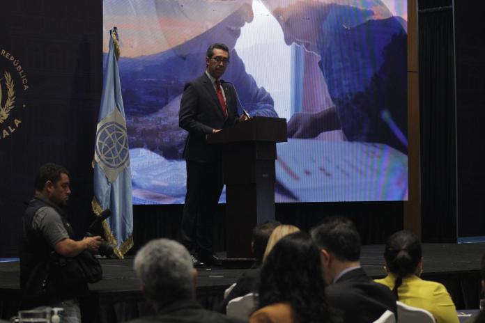El ministro de Finanzas, Jonathan Menkos, en el relanzamiento de la Mesa Interinstitucional para el análisis de la Calificación de Guatemala. Foto: José Orozco