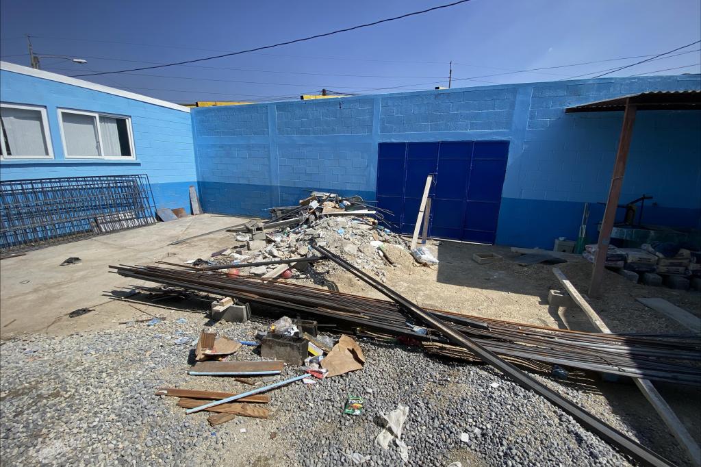 Material de construcción se encuentra esparcido en varios ambientes de la escuela. Foto: José Orozco