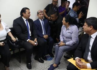 Los magistrados del TSE, Irma Palencia, Gabriel Aguilera, Mynor Franco y Rafael Rojas, esperan la audiencia de primera declaración. La presidenta de ese ente, Blanca Alfaro (de blusa morada), acudió al juzgado para manifestar su apoyo a sus compañeros. Foto: Maria José Bonilla