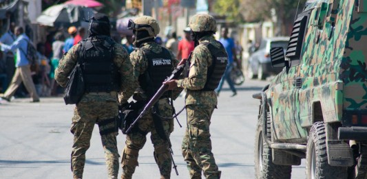 Agentes de policía haitianos se despliegan en Puerto Príncipe, Haití, el 9 de marzo de 2024. Foto: AFP.