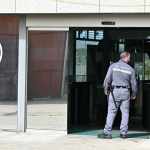 Un miembro del personal de seguridad espera a los periodistas frente a la sede de la Real Federación Española de Fútbol (RFEF) durante un registro policial. Según los medios españoles, la operación es parte de una investigación judicial sobre los contratos firmados por el expresidente de la federación para llevarse la Supercopa de España a Arabia Saudí. Foto: JAVIER SORIANO - AFP/La Hora
