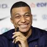 El delantero francés Kylian Mbappé sonríe durante una conferencia de prensa en el estadio Groupama de Decines-Charpieu, cerca de Lyon, en vísperas del partido amistoso de fútbol entre Francia y Alemania. Foto: FRANCK FIFE - AFP/La Hora
