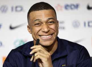 El delantero francés Kylian Mbappé sonríe durante una conferencia de prensa en el estadio Groupama de Decines-Charpieu, cerca de Lyon, en vísperas del partido amistoso de fútbol entre Francia y Alemania. Foto: FRANCK FIFE - AFP/La Hora
