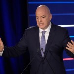 El presidente de la FIFA Gianni Infantino habla durante el 48vo congreso de la UEFA en París, el jueves 8 de febrero de 2024 (AP Foto/Christophe Ena)