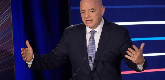 El presidente de la FIFA Gianni Infantino habla durante el 48vo congreso de la UEFA en París, el jueves 8 de febrero de 2024 (AP Foto/Christophe Ena)