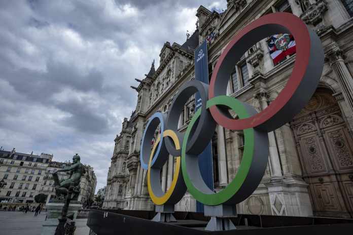 ARCHIVO - Los anillos olímpicos frente al ayuntamiento de París, el 30 de abril de 2023. Foto: Aurelien Morissard-AP/La Hora