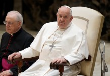 Estado de salud del papa Francisco sigue siendo crítico, su pronóstico "es reservado", dice El Vaticano Francisco