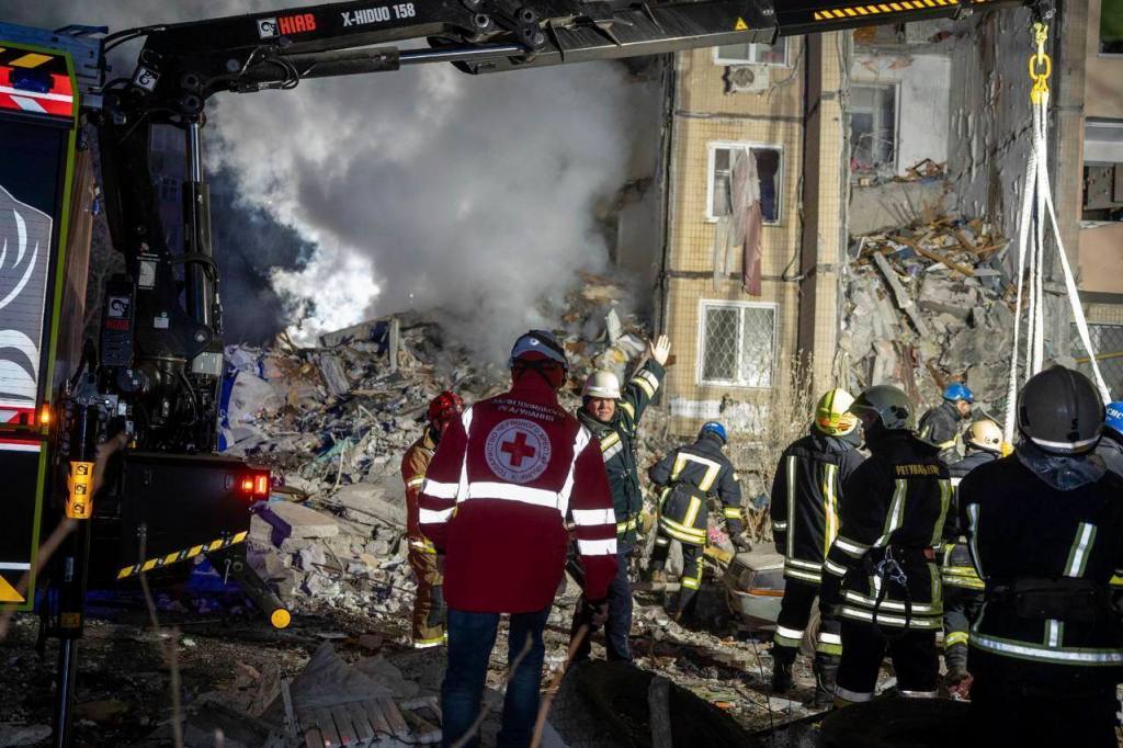 Operarios de emergencias retiran los escombros de un edificio residencial de varias plantas atacado por un dron ruso, en Odesa, Ucrania, el 2 de marzo de 2024. (Servicio de Emergencias de Ucrania vía AP)