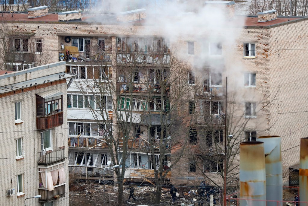 En la imagen, vista de un edificio de apartamentos dañados por el supuesto ataque de un dron, en San Petersburgo, Rusia, el 2 de marzo de 2024. (AP Foto)