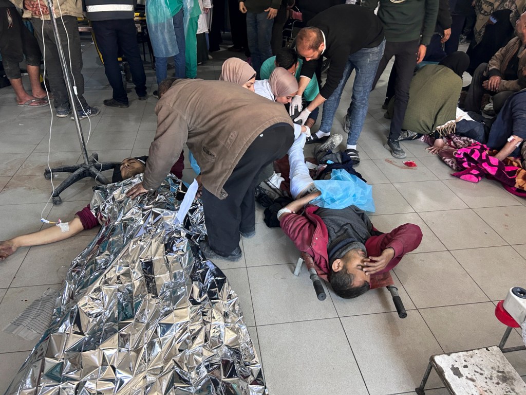 Palestinos heridos en un ataque israelí mientras esperaban ayuda humanitaria son atendidos en el Hospital de Shifa, en la Ciudad de Gaza, el jueves 29 de febrero de 2024. (AP Foto/Mahmoud Essa)