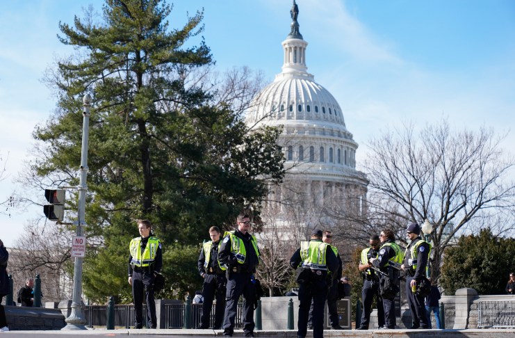 Policías del Capitolio federal están parados cerca de una protesta afuera de la Corte Suprema de Estados Unidos el jueves 8 de febrero de 2024 en Washington. (AP Foto/Mariam Zuhaib)