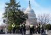 Policías del Capitolio federal están parados cerca de una protesta afuera de la Corte Suprema de Estados Unidos el jueves 8 de febrero de 2024 en Washington. (AP Foto/Mariam Zuhaib)