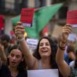 ARCHIVO - Manifestantes durante una protesta contra el presidente de la Federación Española de fútbol Lui Rubiales, septiembre de 2023, en Barcelona. Foto:Emilio Morenatti-AP/La Hora