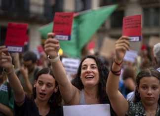 ARCHIVO - Manifestantes durante una protesta contra el presidente de la Federación Española de fútbol Lui Rubiales, septiembre de 2023, en Barcelona. Foto:Emilio Morenatti-AP/La Hora
