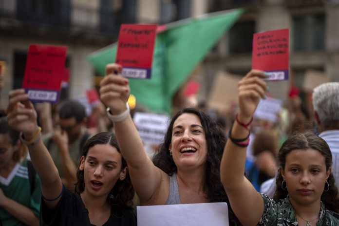 ARCHIVO - Manifestantes durante una protesta contra el presidente de la Federación Española de fútbol Lui Rubiales, septiembre de 2023, en Barcelona. Foto:Emilio Morenatti-AP/La Hora