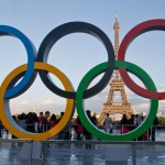 En esta imagen de archivo, los aros olímpicos en la plaza del Trocadero, con la Torre Eiffel de fondo, en París, el 14 de septiembre de 2017. (AP Foto/Michel Euler)