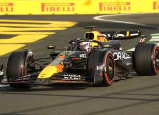 El piloto holandés de Red Bull Max Verstappen maniobra su auto en la primera sesión de práctica del Gran Premio de Arabia Saudí de la Fórmula Uno el jueves 7 de marzo del 2024. Foto: Darko Bandic-AP/La Hora