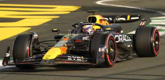 El piloto holandés de Red Bull Max Verstappen maniobra su auto en la primera sesión de práctica del Gran Premio de Arabia Saudí de la Fórmula Uno el jueves 7 de marzo del 2024. Foto: Darko Bandic-AP/La Hora