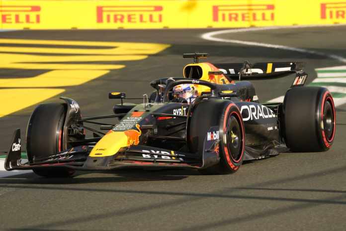 El piloto holandés de Red Bull Max Verstappen maniobra su auto en la primera sesión de práctica del Gran Premio de Arabia Saudí de la Fórmula Uno el jueves 7 de marzo del 2024. Foto: Darko Bandic-AP/La Hora