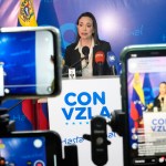 En esta imagen de archivo, la aspirante opositora María Corina Machado ofrece una rueda de prensa en la sede de su campaña en Caracas, Venezuela, el 15 de diciembre de 2023. Machado ha sido apartada de la próxima carrera a la presidencia por el gobierno de Nicolás Maduro. (AP Foto/Matías Delacroix, archivo)